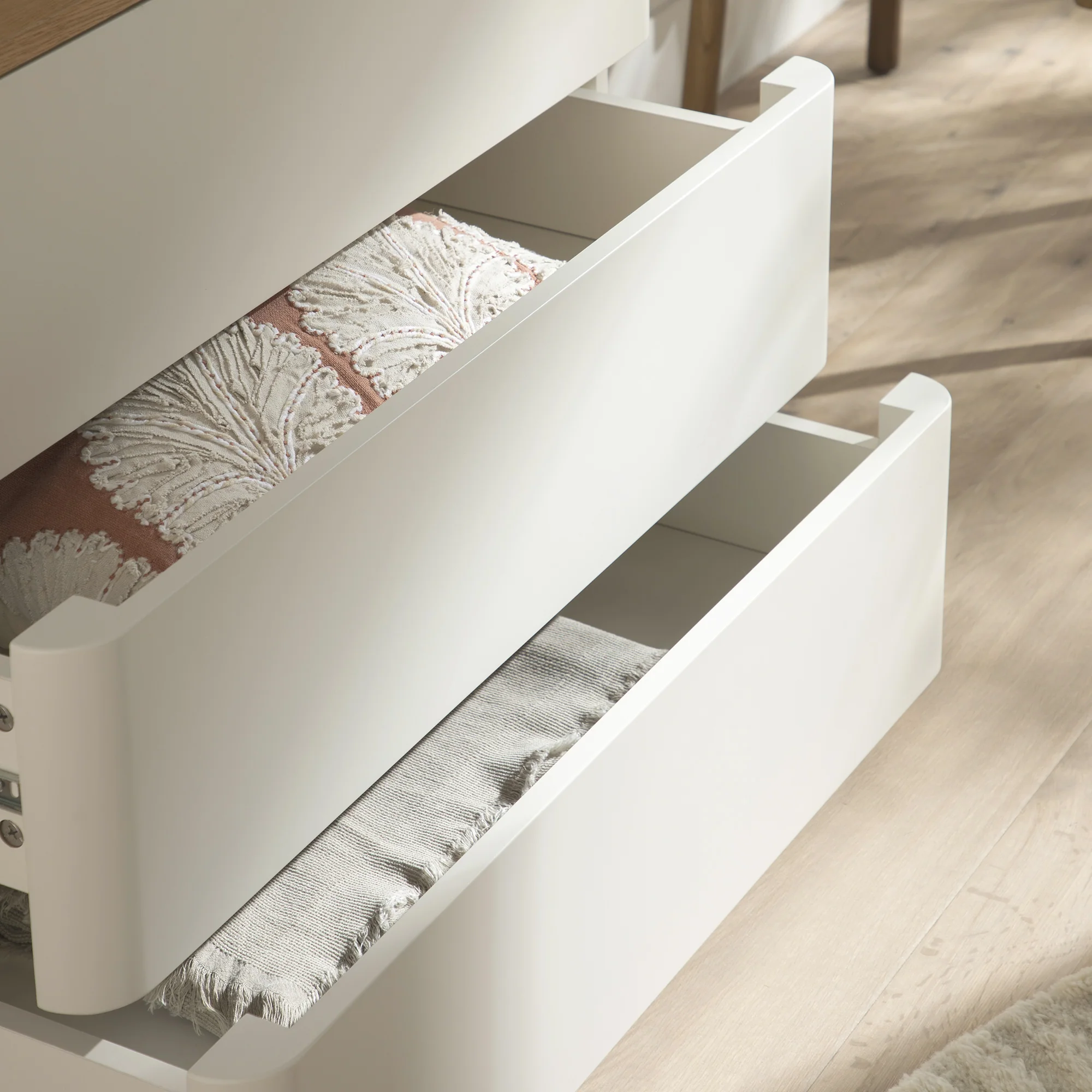 Agnes Curved Edge Chest of 3 Drawers, Off White with Oak Top - Image 3