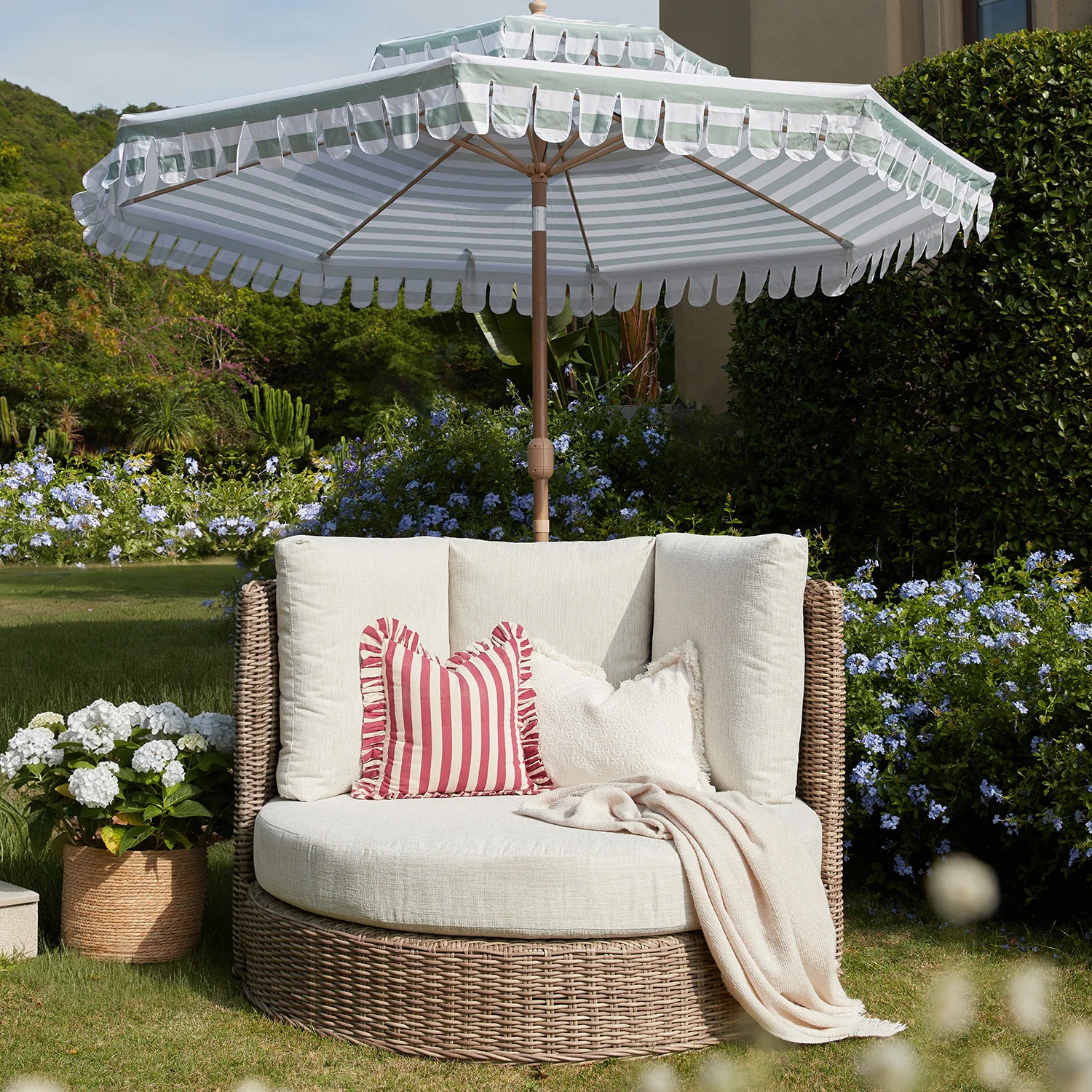 Bellagio Round Wicker Swivel Daybed, Natural