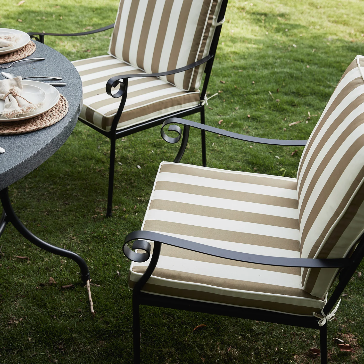 Haymes Indoor and Outdoor Metal 6-Seater Round Dining Set, Khaki Stripe - Image 4